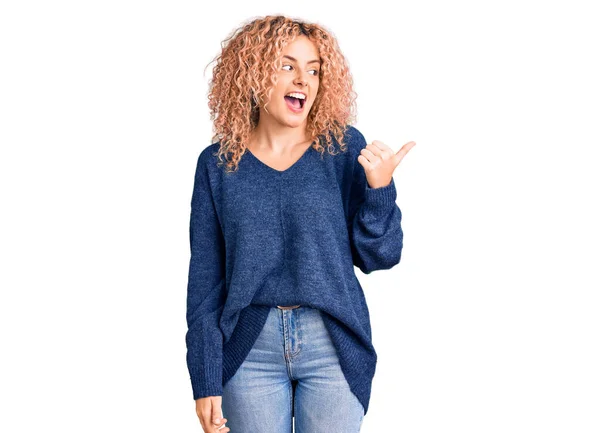 Junge Blonde Frau Mit Lockigem Haar Trägt Lässigen Winterpullover Lächelnd — Stockfoto