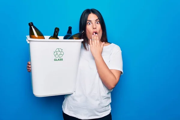 Jovem Bela Mulher Reciclando Garrafas Vidro Cesto Lixo Para Cuidar — Fotografia de Stock