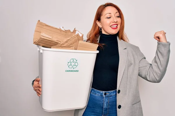 Jovem Mulher Ruiva Bonita Reciclagem Segurando Lata Lixo Com Papelão — Fotografia de Stock