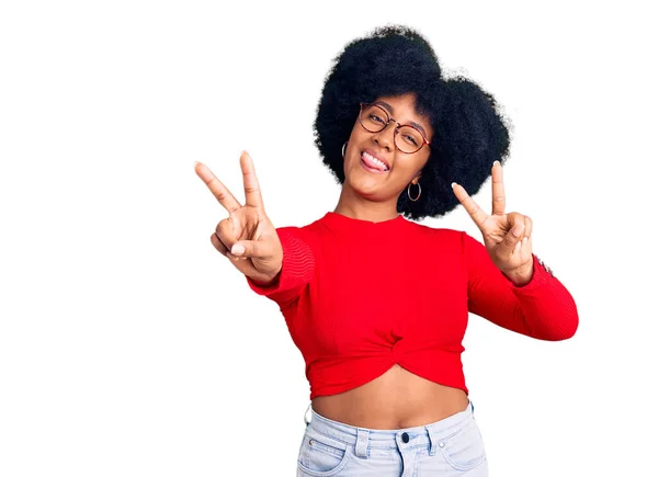 Jovem Afro Americana Vestindo Roupas Casuais Óculos Sorrindo Com Língua — Fotografia de Stock