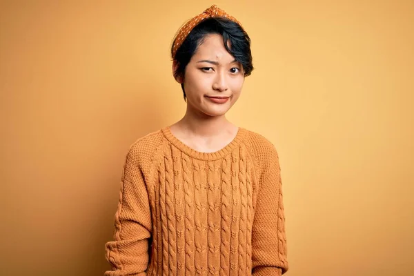 Mladá Krásná Asijská Dívka Ležérní Svetr Diadém Stojící Nad Žlutým — Stock fotografie
