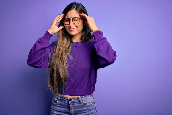 Joven Hermosa Mujer Inteligente Con Gafas Sobre Fondo Aislado Púrpura —  Fotos de Stock