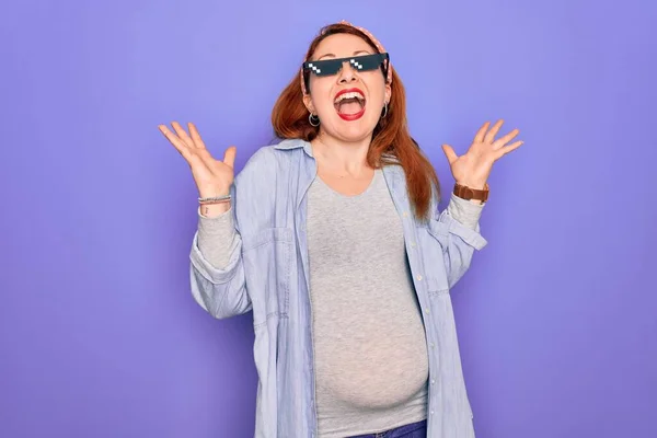 Jonge Roodharige Zwangere Vrouw Verwacht Baby Dragen Grappige Gangster Leven — Stockfoto