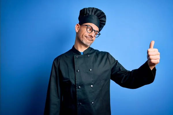 Giovane Bel Cuoco Uomo Indossa Uniforme Fornello Cappello Sfondo Blu — Foto Stock