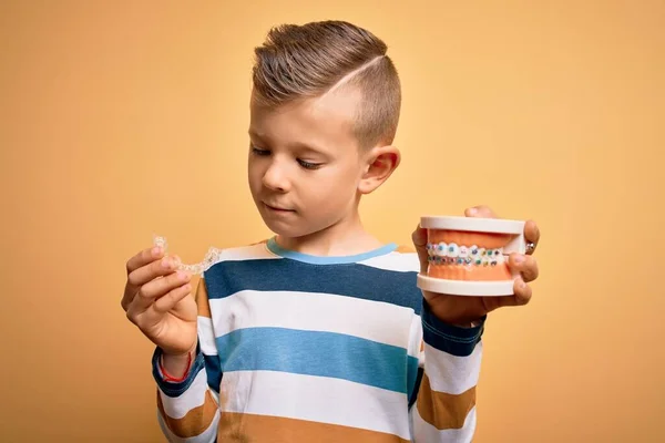 Kleine Jongen Met Professionele Orthodontische Kunstgebit Met Metalen Beugels Verwijderbare — Stockfoto