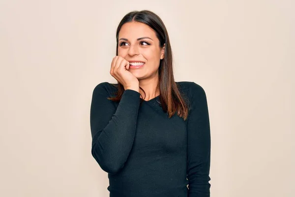 Jovem Bela Mulher Morena Vestindo Camiseta Casual Sobre Fundo Branco — Fotografia de Stock