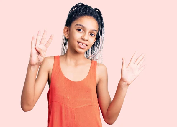 Söt Afrikansk Amerikansk Flicka Bär Casual Kläder Visar Och Pekar — Stockfoto