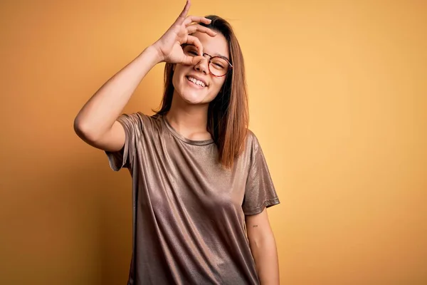 Mooi Brunette Meisje Dragen Casual Shirt Bril Geïsoleerde Gele Achtergrond — Stockfoto