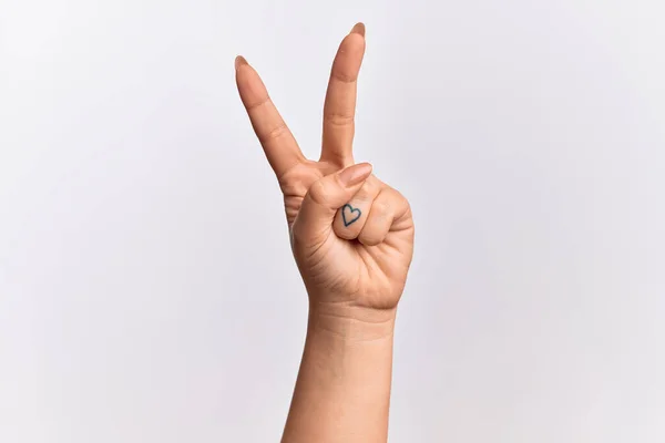 来自高加索的年轻女子手握2号手指 表示胜利和胜利的象征 — 图库照片