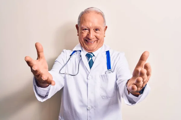 Starší Šedovlasý Doktor Kabátě Stetoskopu Stál Nad Bílým Pozadím Díval — Stock fotografie