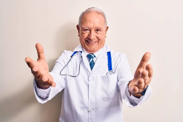 Hombre Médico Pelo Gris Mayor Con Abrigo Estetoscopio Pie Sobre —  Fotos de Stock