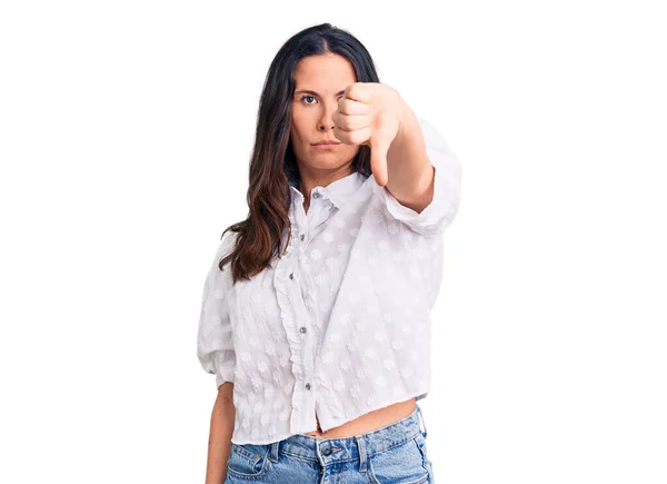 Mulher Morena Bonita Nova Vestindo Camisa Casual Olhando Infeliz Irritado — Fotografia de Stock