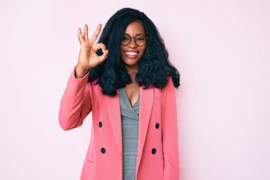 İş ceketi ve gözlük takan, gülümseyen güzel Afrikalı kadın el ve parmaklarıyla 