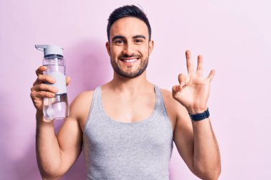 Mayo giyen genç yakışıklı adam ellerinin birarada dua ederek af diliyor kendinden emin bir şekilde gülümsüyor.. 