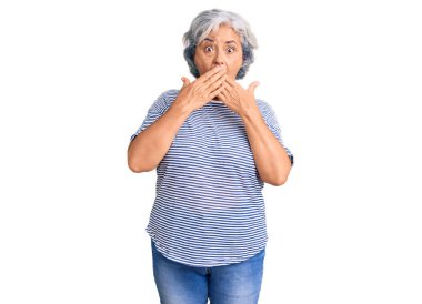 Gri saçlı, sıradan çizgili kıyafetler giyen son sınıf öğrencisi kadın yanlışlıkla ağzı ellerle kapatmış. gizli kavram. 