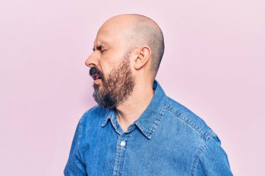 Mide bulantısı, acı verici bir hastalık yüzünden sıradan kıyafetler giyen genç yakışıklı bir adam. Ağrı kavramı. 