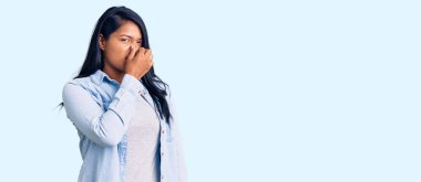 Uzun saçlı, sıradan bir kot ceket giyen İspanyol kadın pis ve iğrenç bir koku alıyor. Nefesini burnunda tutuyor. Kötü kokuyor. 