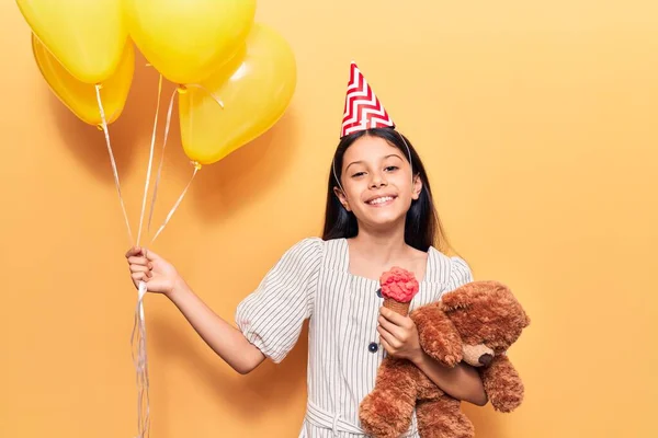 Schattig Latijns Amerikaans Meisje Met Een Vrolijk Lachende Verjaardagshoed Staande — Stockfoto