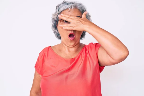 Ältere Hispanische Grauhaarige Frau Lässiger Kleidung Und Brille Die Schockiert — Stockfoto