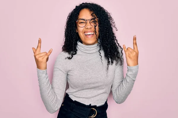 Młoda Afroamerykanka Swetrze Golfem Okularach Różowym Tle Krzyczy Szalonym Wyrazem — Zdjęcie stockowe