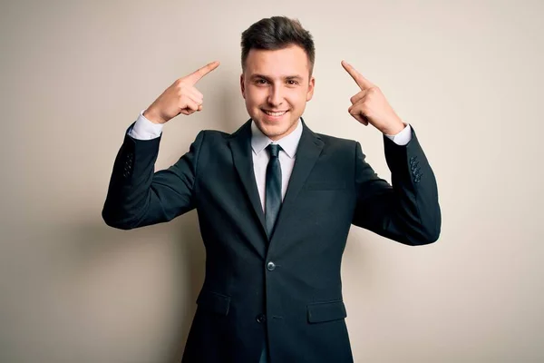 Młody Przystojny Biznesmen Ubrany Elegancki Garnitur Krawat Odosobnionym Tle Uśmiechnięty — Zdjęcie stockowe