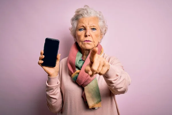 Старшая Красивая Седовласая Женщина Держащая Смартфон Показывает Экран Розовом Фоне — стоковое фото