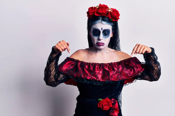 Jovem Mulher Vestindo Dia Mexicano Maquiagem Morta Apontando Para Baixo — Fotografia de Stock