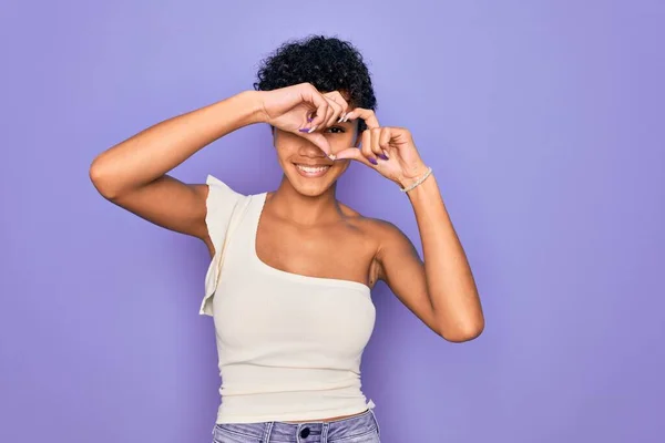 Jong Mooi Afrikaans Amerikaans Afro Vrouw Dragen Casual Shirt Paarse — Stockfoto