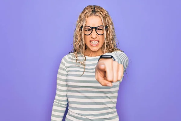 Mooie Blonde Vrouw Dragen Casual Gestreepte Shirt Bril Paarse Achtergrond — Stockfoto