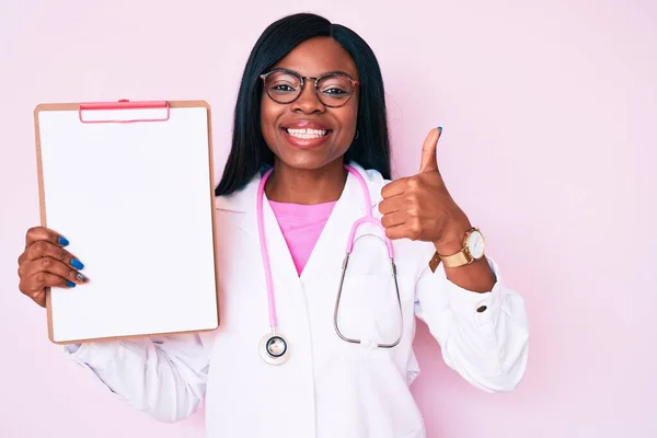 Junge Afrikanisch Amerikanische Frau Trägt Doktor Stethoskop Mit Klemmbrett Lächelt — Stockfoto