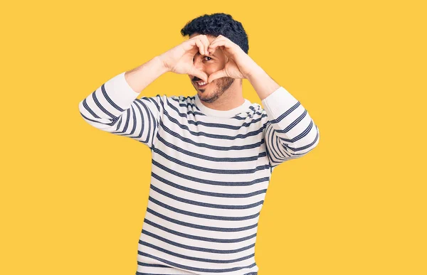 Junger Hispanischer Mann Lässiger Kleidung Mit Herzförmiger Hand Und Lächelnden — Stockfoto