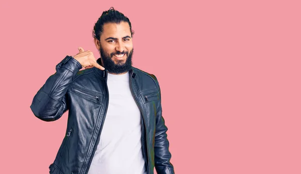 Junger Arabischer Mann Lässiger Lederjacke Lächelt Und Macht Telefongesten Mit — Stockfoto