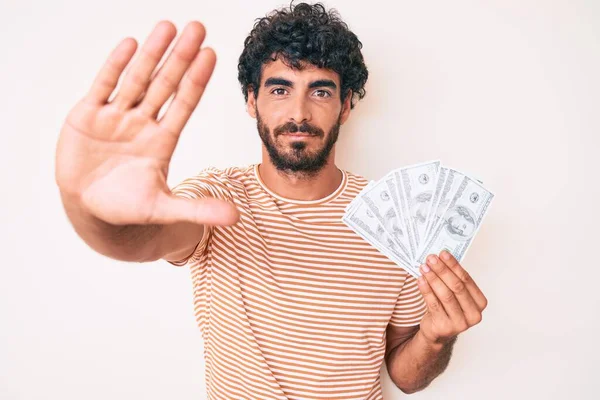 Schöner Junger Mann Mit Lockigem Haar Und Bär Der Geldbeutel — Stockfoto