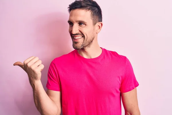 Ung Stilig Man Bär Casual Shirt Stående Över Isolerade Rosa — Stockfoto