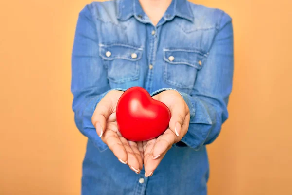 Mujer Sosteniendo Corazón Rojo Con Dos Manos Pie Sobre Fondo — Foto de Stock