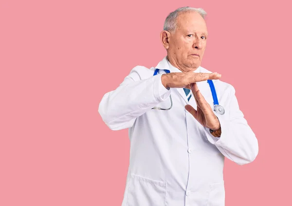Senior Stilig Gråhårig Man Bär Läkarjacka Och Stetoskop Gör Time — Stockfoto