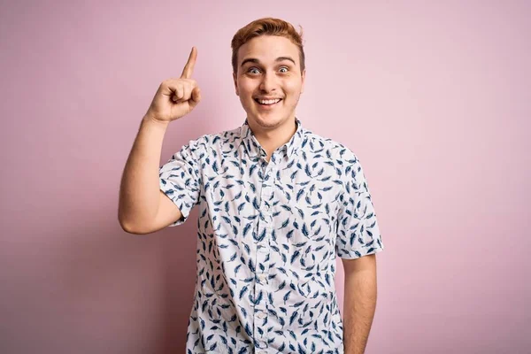 Homem Ruivo Bonito Jovem Vestindo Camisa Verão Casual Sobre Fundo — Fotografia de Stock