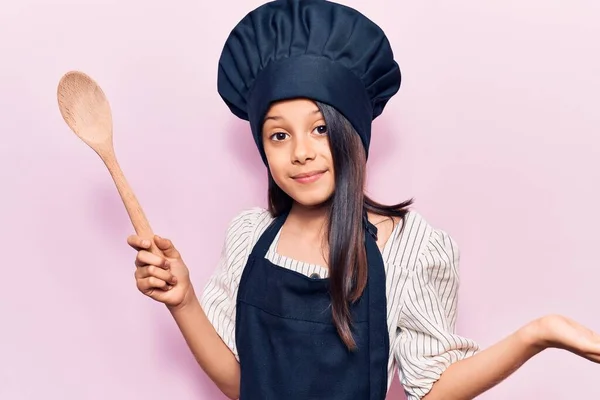 Aşçı Üniforması Giyen Güzel Kız Başarıyı Mutlu Bir Gülümsemeyle Kazanan — Stok fotoğraf