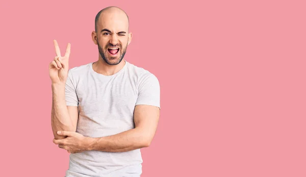 Jovem Homem Bonito Vestindo Camiseta Casual Sorrindo Com Rosto Feliz — Fotografia de Stock