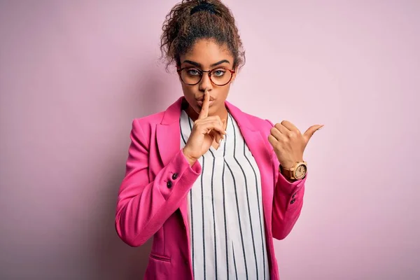 Gyönyörű Afro Amerikai Üzletasszony Kabátot Szemüveget Visel Rózsaszín Háttér Kérve — Stock Fotó