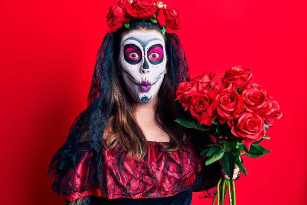 Mujer Joven Vistiendo Día Del Disfraz Muerto Sosteniendo Flores Asustadas — Foto de Stock