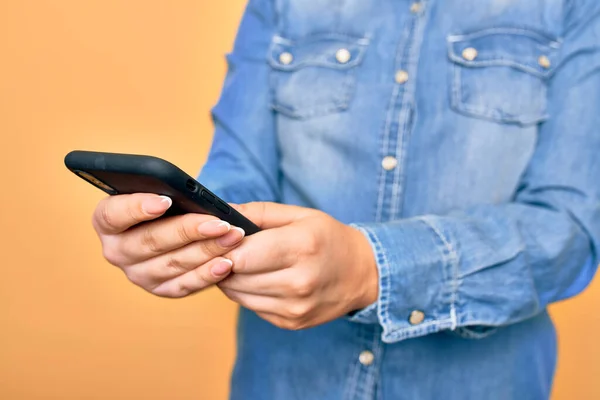 Jovem Mulher Caucasiana Conversando Usando Smartphone Sobre Fundo Amarelo Isolado — Fotografia de Stock