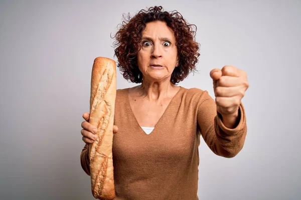 Mulher Cabelo Encaracolado Meia Idade Segurando Pão Caseiro Fresco Sobre — Fotografia de Stock