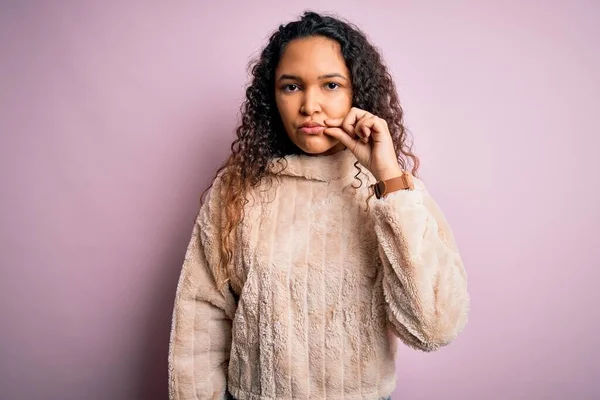 Ung Vacker Kvinna Med Lockigt Hår Bär Casual Tröja Stående — Stockfoto