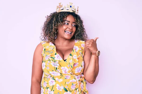 Jovem Afro Americana Size Mulher Vestindo Princesa Coroa Apontando Polegar — Fotografia de Stock