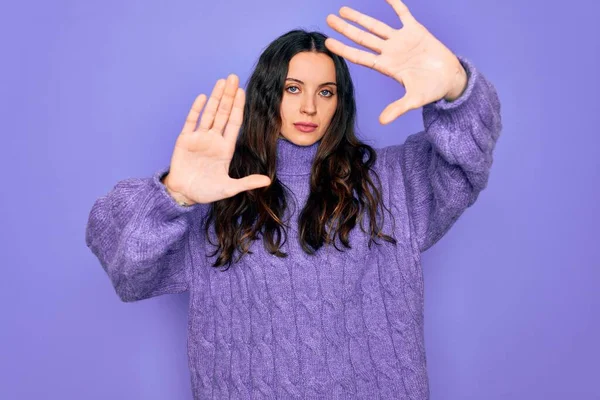 Jonge Mooie Vrouw Dragen Casual Coltrui Staan Paarse Achtergrond Doen — Stockfoto