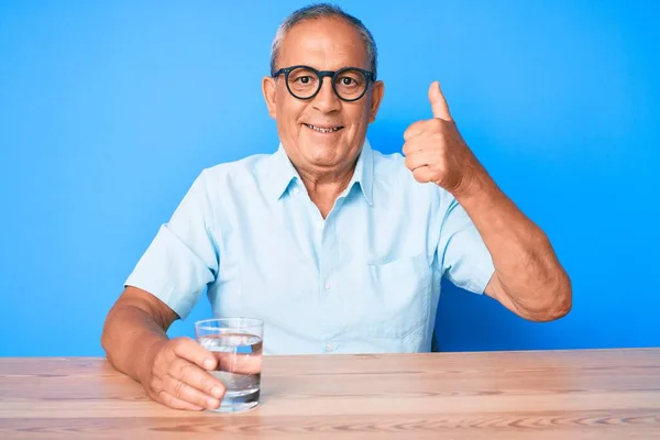 Senior Stilig Man Med Grått Hår Dricksglas Vatten Sitter Bordet — Stockfoto