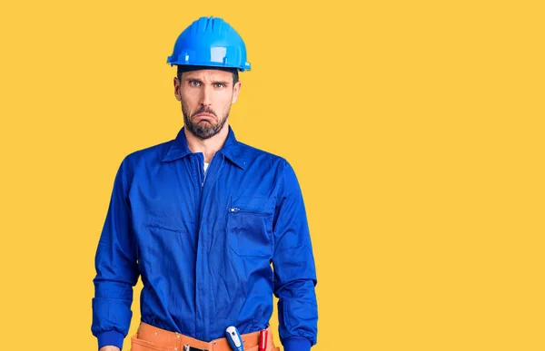 Jovem Homem Bonito Vestindo Uniforme Trabalhador Hardhat Louco Assustado Com — Fotografia de Stock