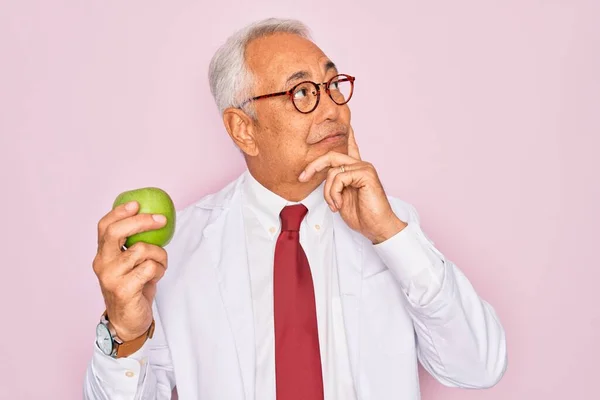 Middle Age Senior Grey Haired Nutritionist Man Holding Healthy Green — Stock Photo, Image