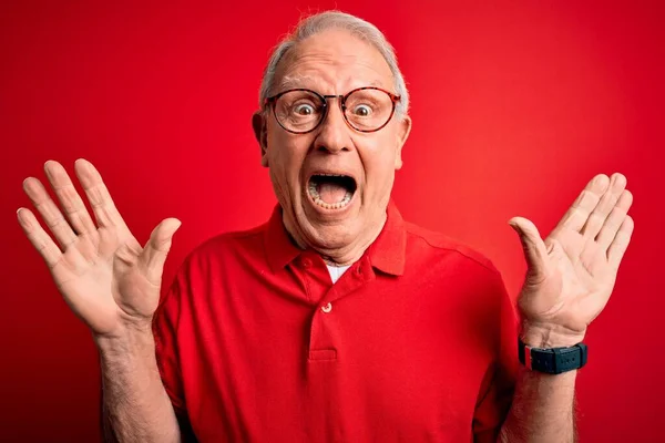 Hombre Mayor Pelo Gris Con Gafas Camiseta Casual Sobre Fondo —  Fotos de Stock